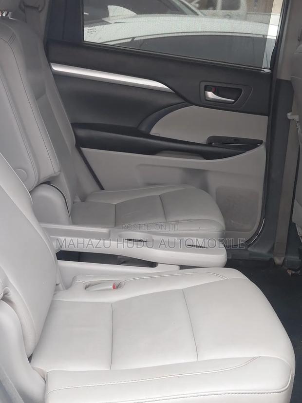 Toyota Highlander XLE 4x4 V6 (3.5L 6cyl 8A) 2018 White