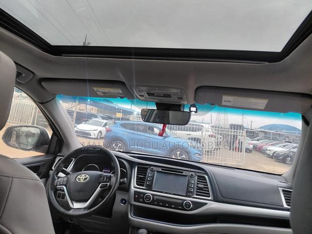 Toyota Highlander XLE 4x4 V6 (3.5L 6cyl 8A) 2018 White