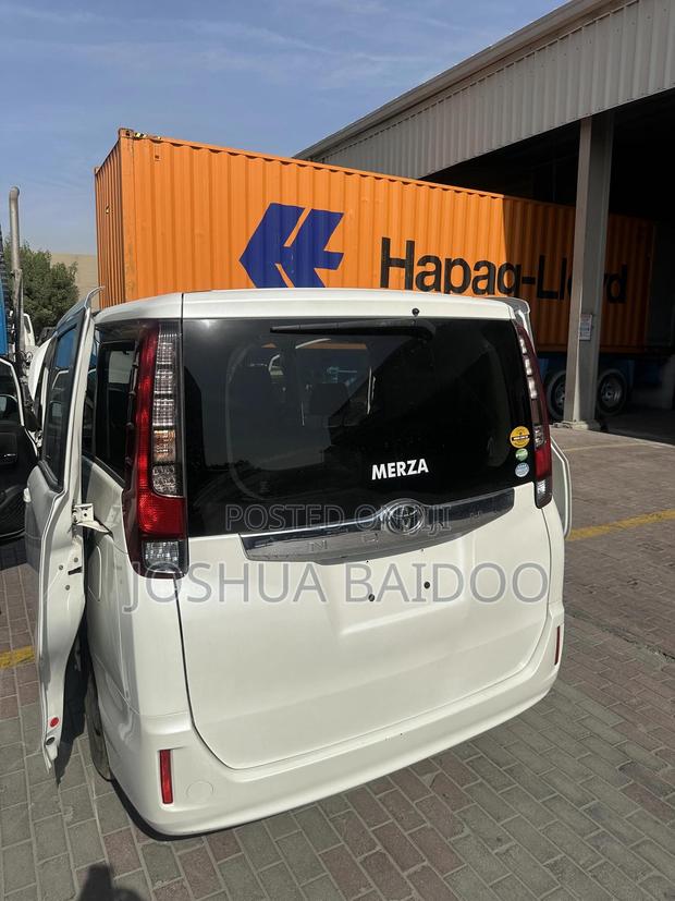Toyota Voxy 2014 White photo 4