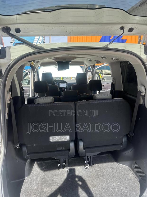 Toyota Voxy 2014 White photo 3