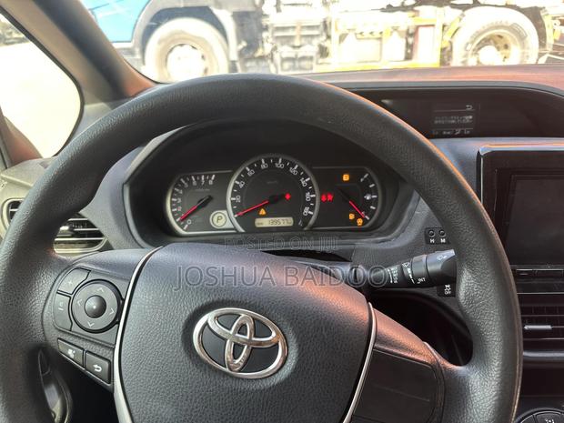 Toyota Voxy 2014 White photo 5