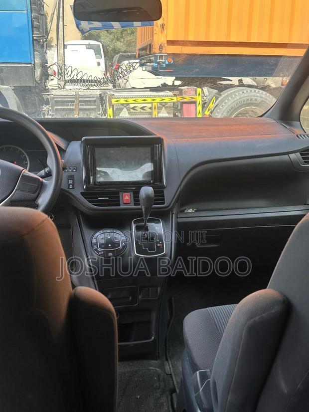 Toyota Voxy 2014 White photo 6
