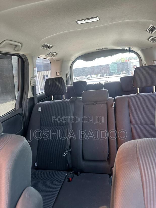 Toyota Voxy 2014 White photo 7
