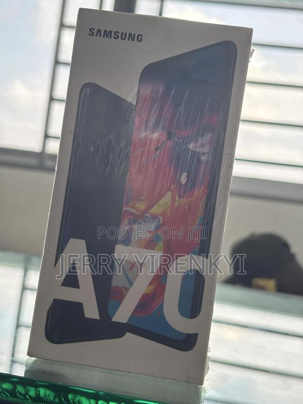 New Samsung Galaxy A70 128 GB Black photo 3