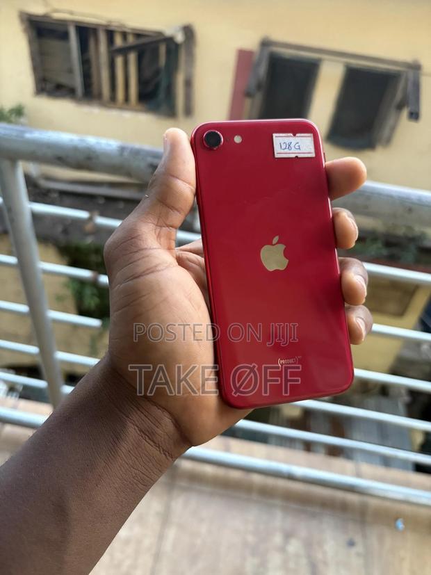 Apple iPhone SE (2020) 64 GB Red · Photo 4
