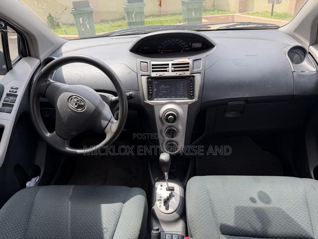 Toyota Yaris Base Hatchback 3dr 2010 Gray