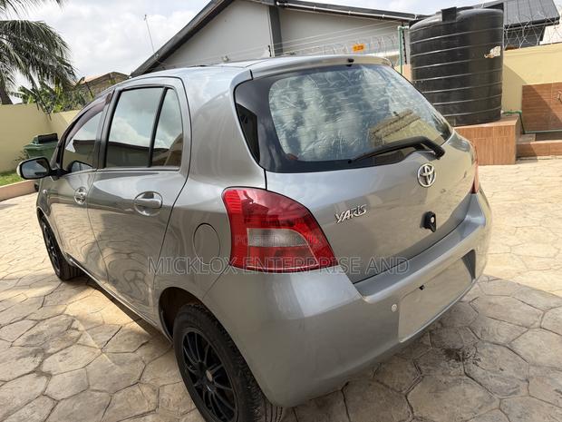 Toyota Yaris Base Hatchback 3dr 2010 Gray