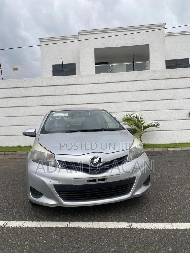 Toyota Vitz 2012 Silver