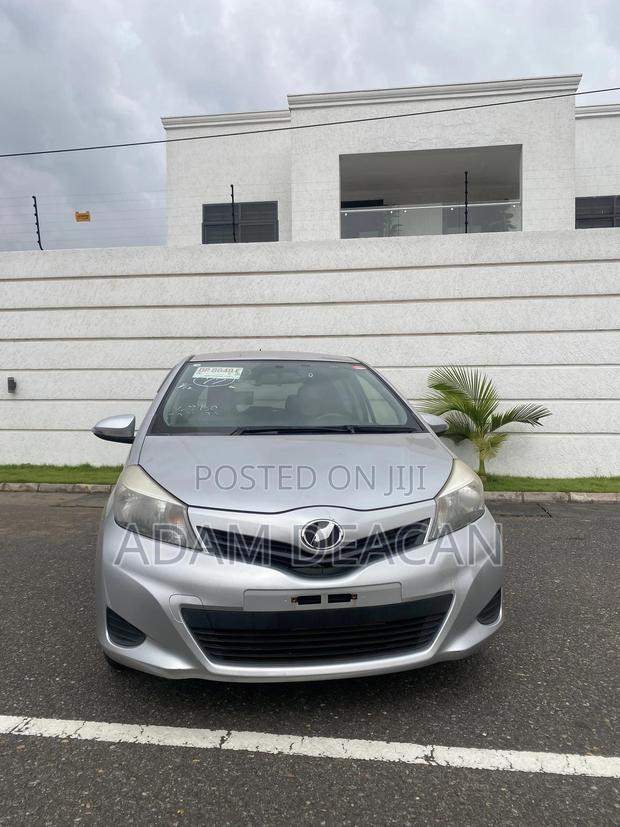 Toyota Vitz 2012 Silver