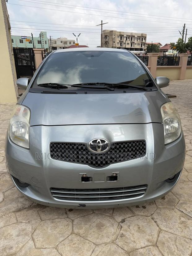 Toyota Yaris Base Hatchback 3dr 2010 Gray