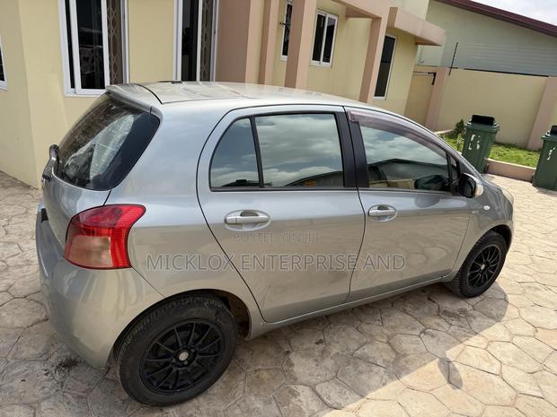 Toyota Yaris Base Hatchback 3dr 2010 Gray