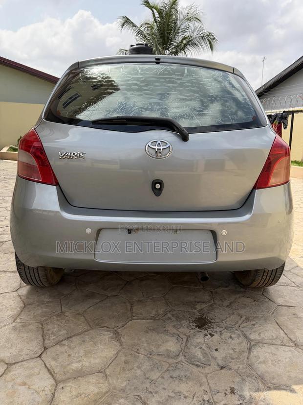 Toyota Yaris Base Hatchback 3dr 2010 Gray