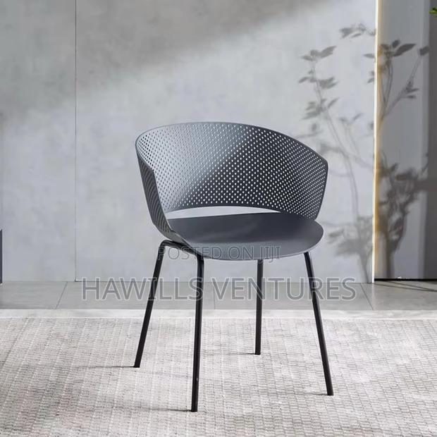 Design Plastic Chair · Photo 2