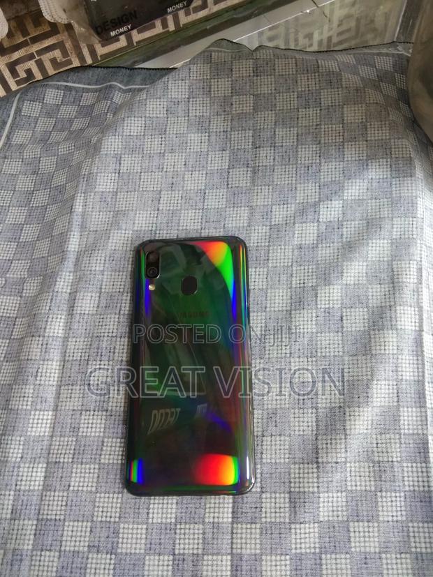 Samsung Galaxy A40 64 GB Black · Photo 4