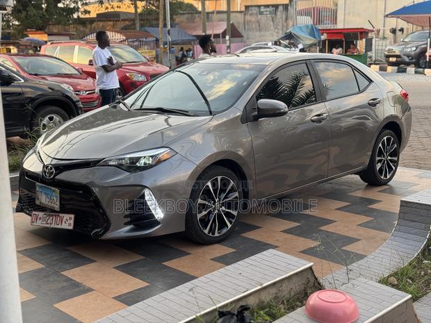 Toyota Corolla XSE 4dr Sedan (1.8L 4cyl CVT) 2017 Green photo 3