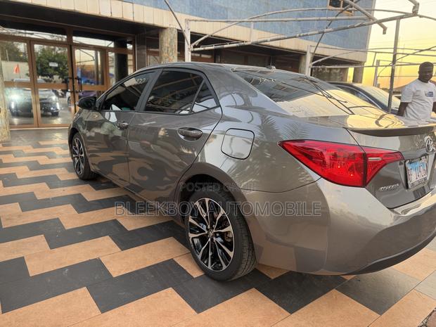 Toyota Corolla XSE 4dr Sedan (1.8L 4cyl CVT) 2017 Green photo 4