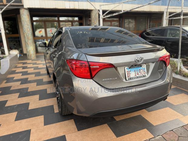 Toyota Corolla XSE 4dr Sedan (1.8L 4cyl CVT) 2017 Green photo 5