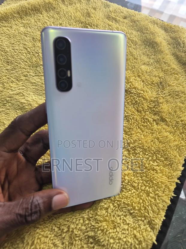 New Oppo Reno 3 128 GB Silver · Photo 4