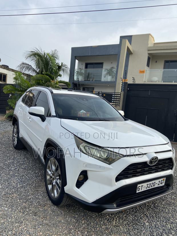 Toyota RAV4 2021 White