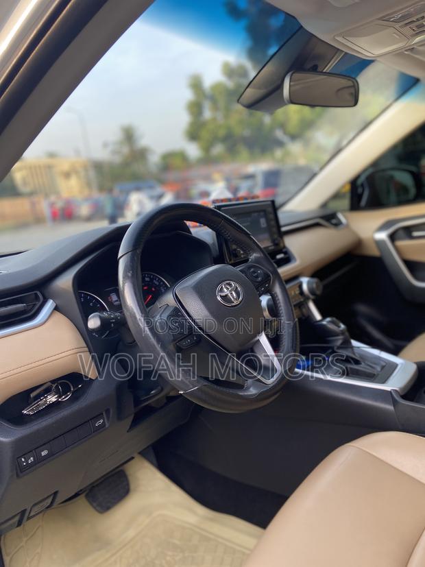 Toyota RAV4 2021 White