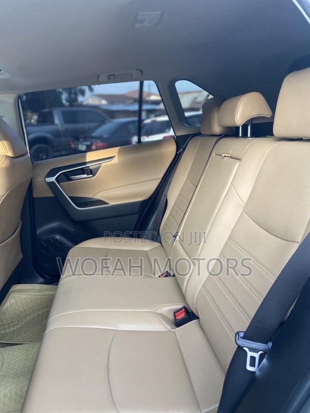 Toyota RAV4 2021 White