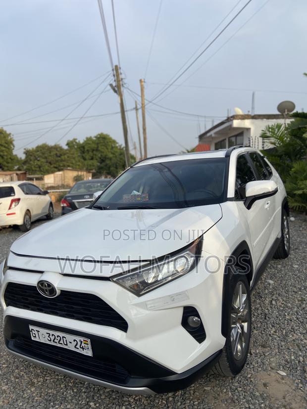Toyota RAV4 2021 White