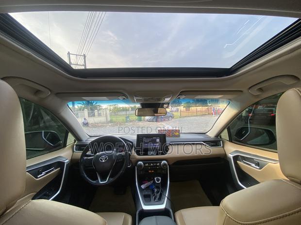 Toyota RAV4 2021 White