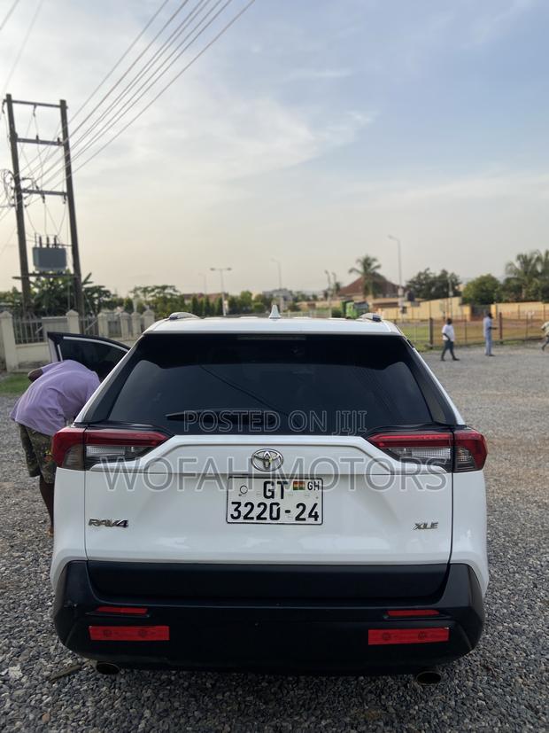 Toyota RAV4 2021 White