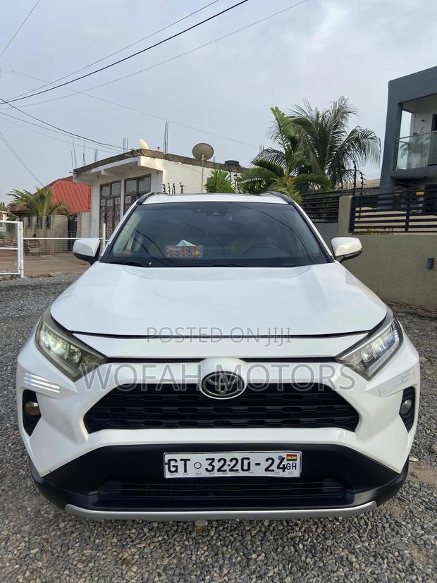 Toyota RAV4 2021 White