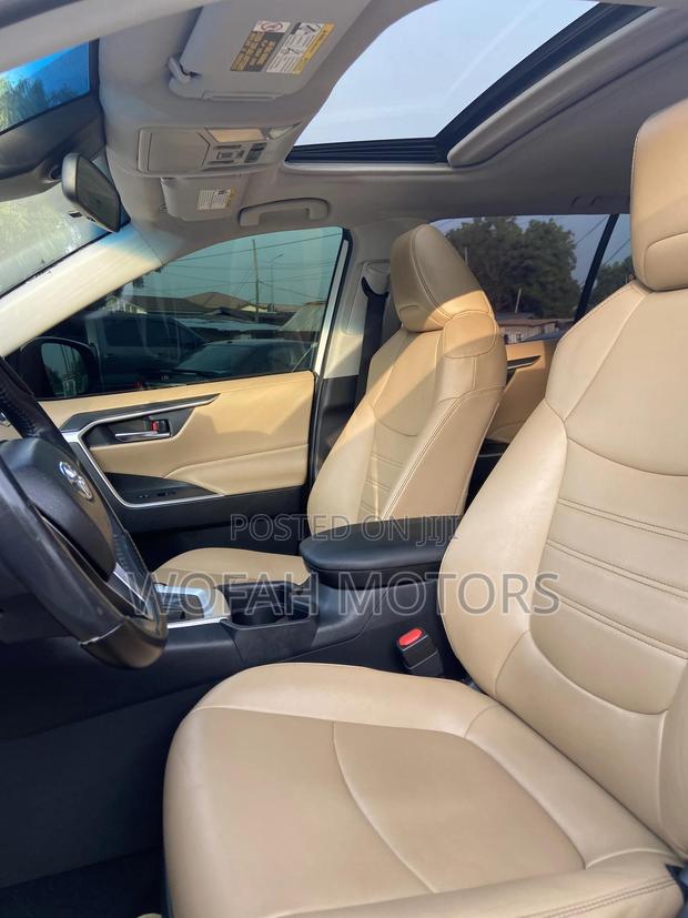 Toyota RAV4 2021 White