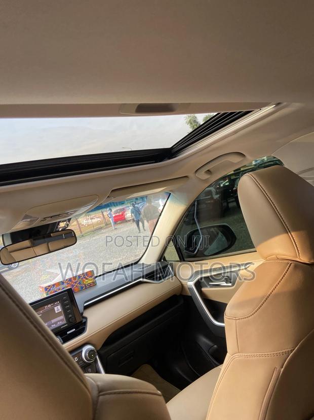 Toyota RAV4 2021 White