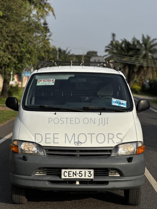 Toyota HiAce 2000 White