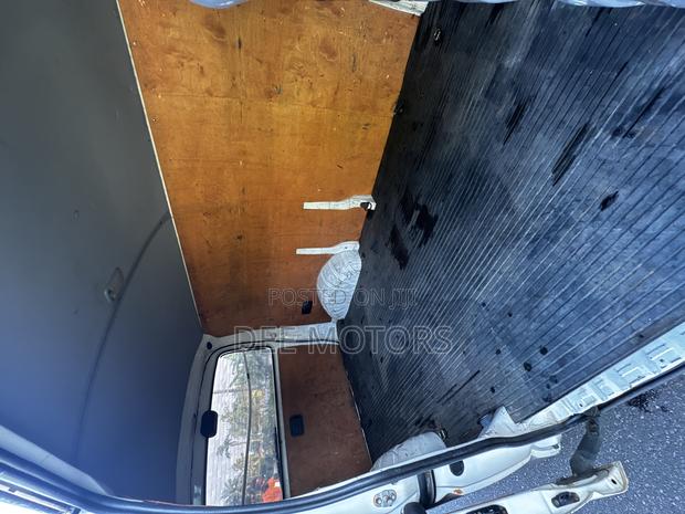 Toyota HiAce 2000 White