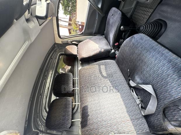 Toyota HiAce 2000 White