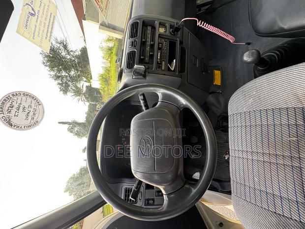 Toyota HiAce 2000 White