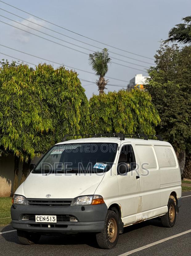Toyota HiAce 2000 White