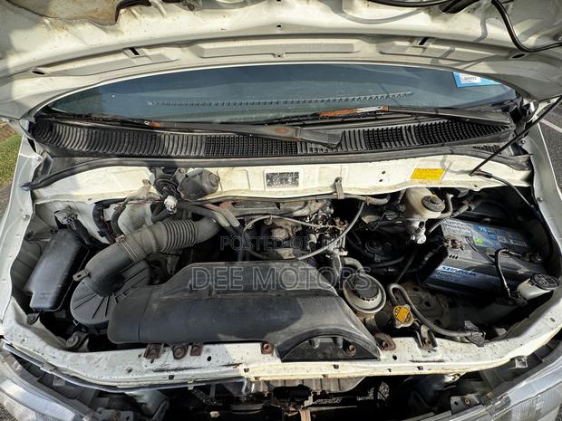 Toyota HiAce 2000 White