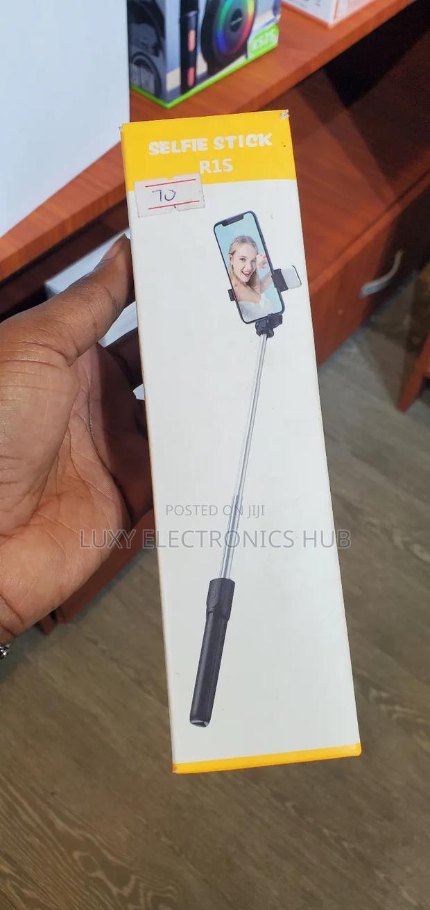 R16 Selfie Stick