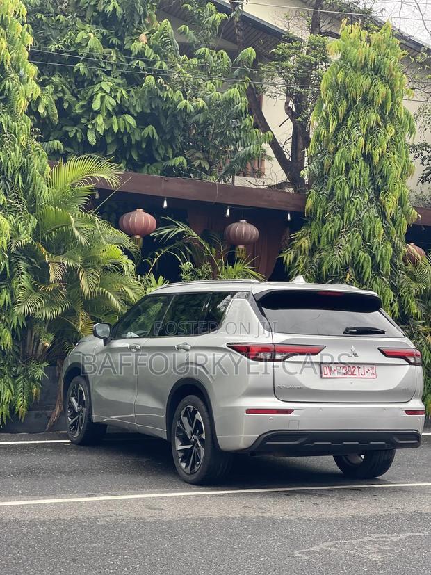 Mitsubishi Outlander SEL 2023 Gray photo 8