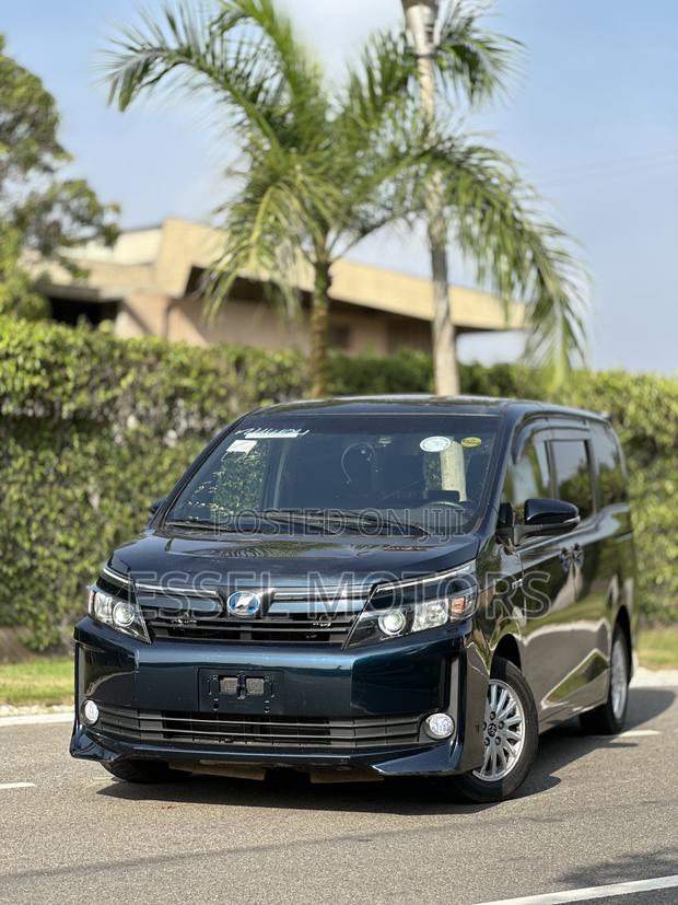 Toyota Voxy 2018 Blue