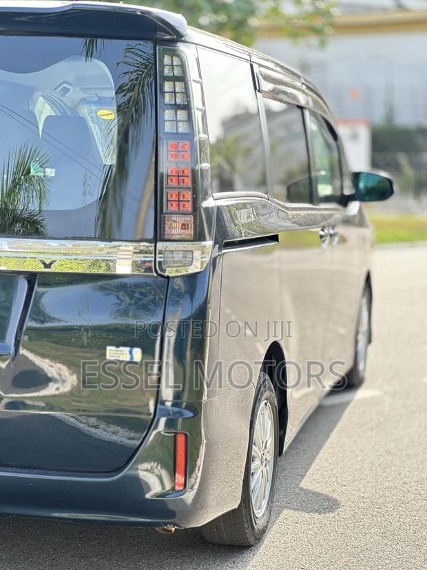 Toyota Voxy 2018 Blue