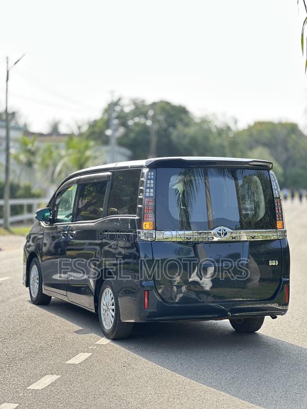Toyota Voxy 2018 Blue