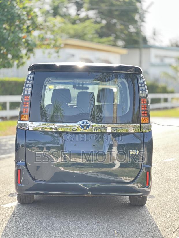 Toyota Voxy 2018 Blue