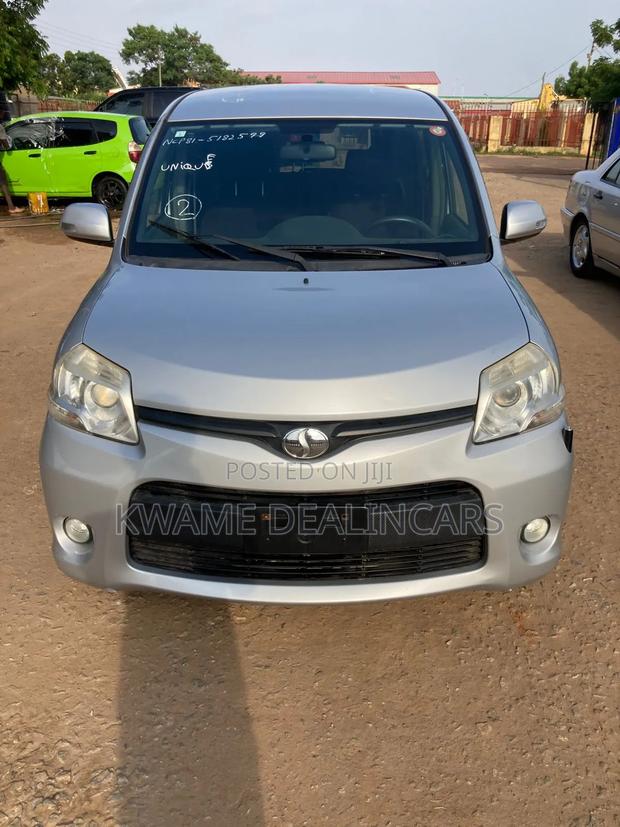 Toyota Sienta 1.5 FWD 2013 Silver