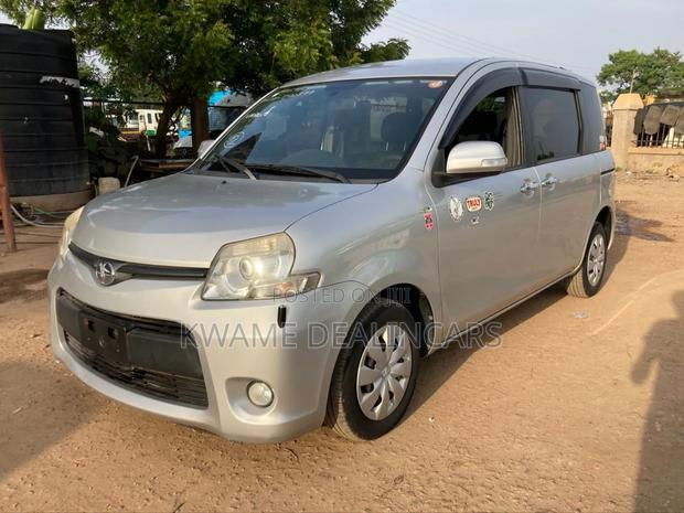 Toyota Sienta 1.5 FWD 2013 Silver