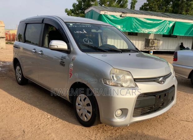 Toyota Sienta 1.5 FWD 2013 Silver