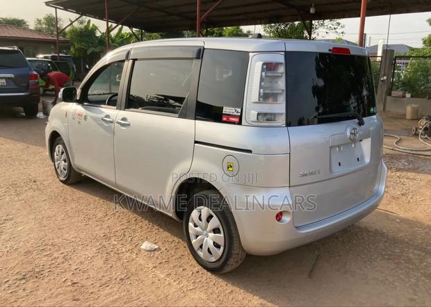 Toyota Sienta 1.5 FWD 2013 Silver