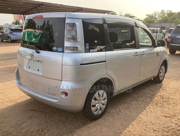 Toyota Sienta 1.5 FWD 2013 Silver