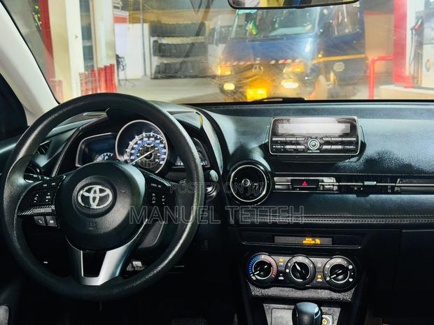 Toyota Yaris 2016 Blue