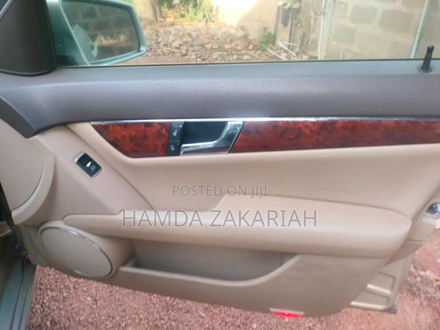 Mercedes-Benz C300 Luxury Sedan RWD (3.0L 6cyl 7A) 2010 Gold